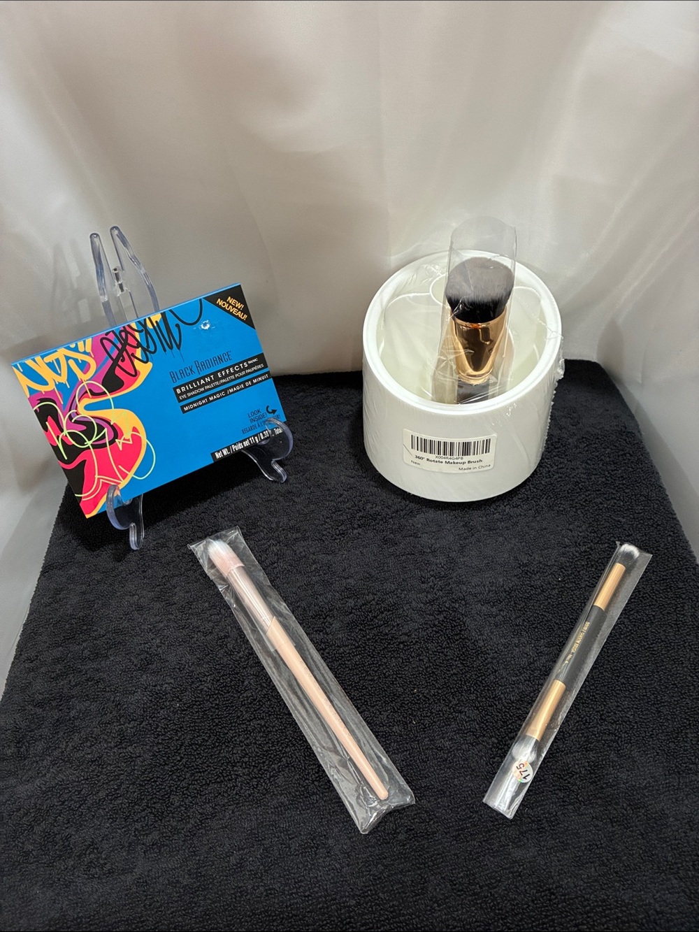 4 piece Women’s makeup brush set w/ blue eyeshadow palette bundle !!! NWT